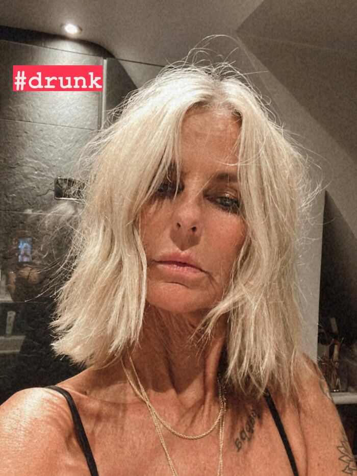 Ulrika Jonsson con rostro sobre tango y cabello rubio en una publicación emocional que aborda los trolls en línea.