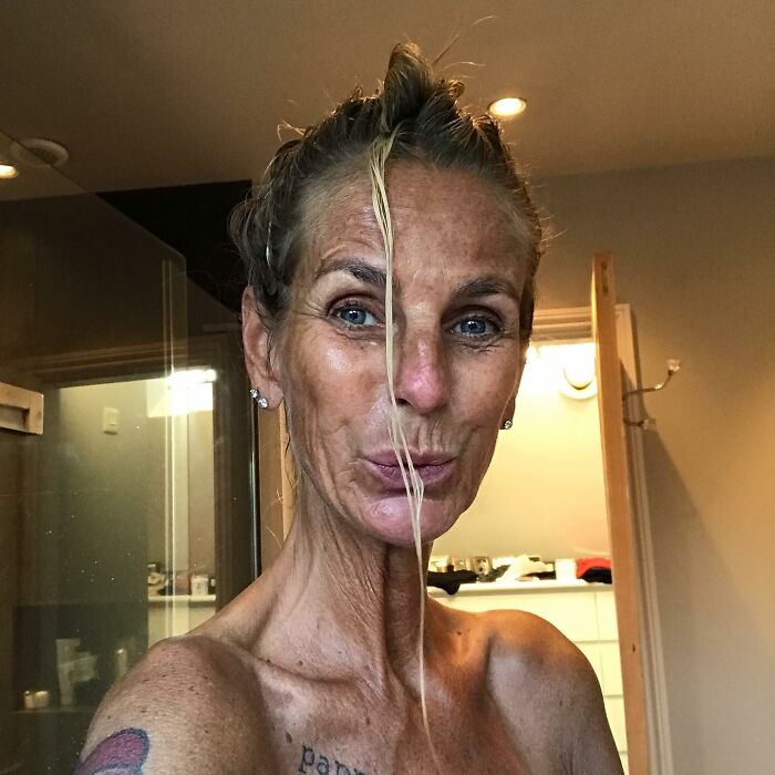Ulrika Jonsson con cara demasiado tannada y cabello mojado, abordando trolls en una publicación emotiva de redes sociales en interiores.