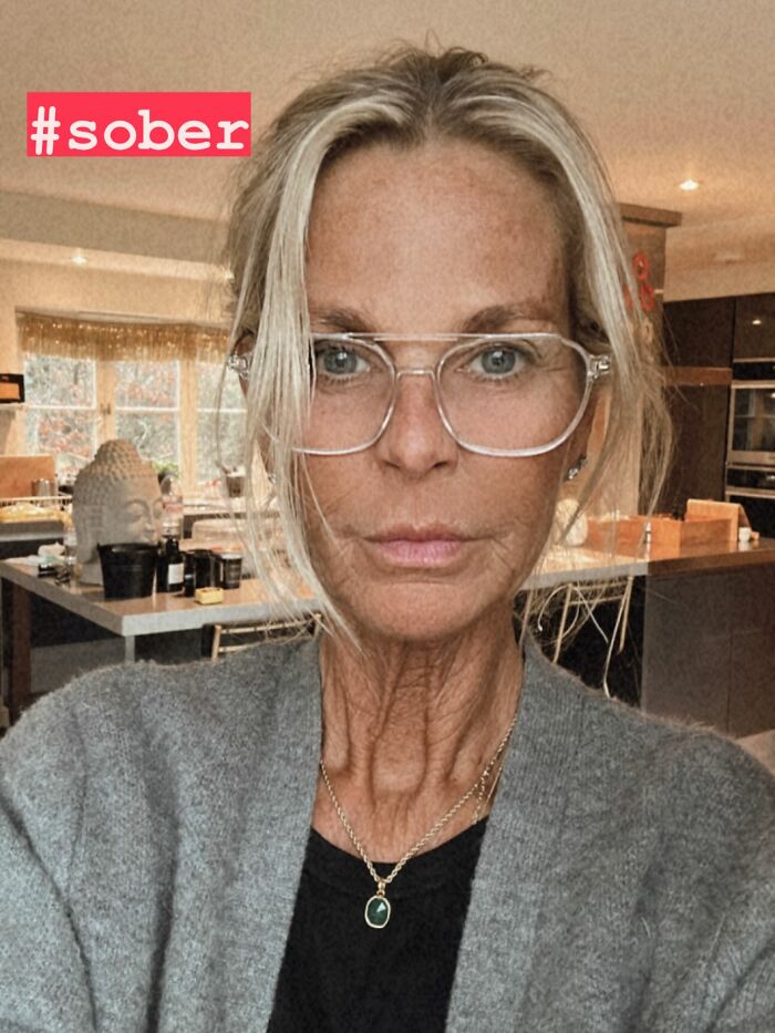 Ulrika Jonsson con gafas y un cárdigan gris, que se dirige a trolls sobre su rostro demasiado tanqueado en un puesto emocional.