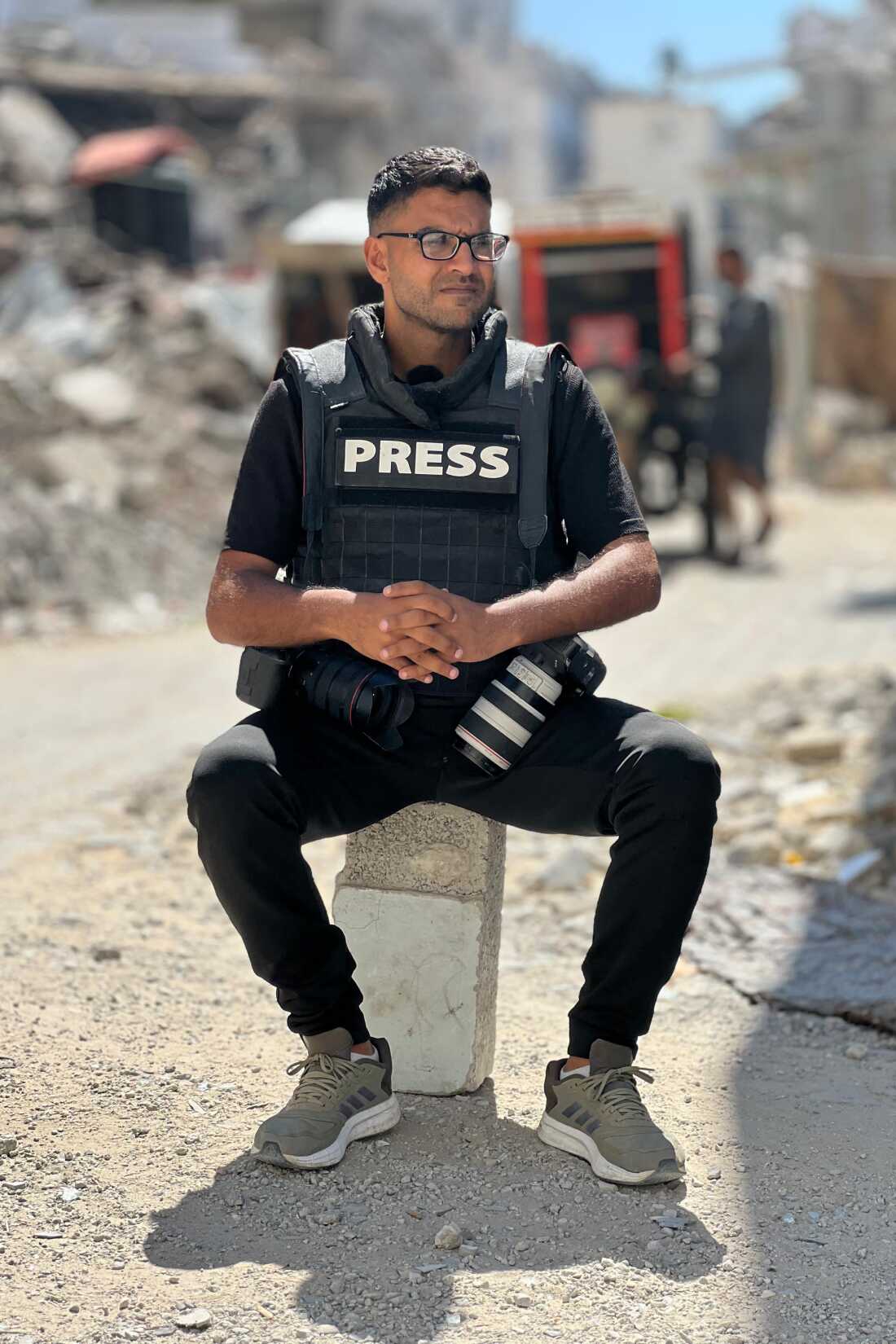 El periodista de la AFP Bashar Taleb posa para una foto en la Franja de Gaza el martes. Los periodistas de texto, fotos y videos palestinos de la agencia dicen que la escasez de alimentos y agua los está enfermando y agotado.