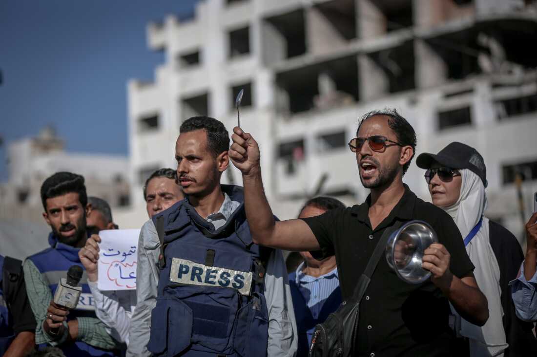 Los periodistas, niños y familias palestinos se reúnen para exigir el fin de los ataques israelíes y la entrada de ayuda humanitaria, el 19 de julio, en la ciudad de Gaza. Destacando la creciente escasez de alimentos, los manifestantes celebraron pancartas leyendo