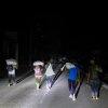 Los palestinos caminan de regreso, llevando parcelas