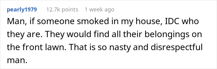 Captura de pantalla de un comentario de Reddit que expresa enojo por alguien fumando en una casa y no respetuando las pertenencias.