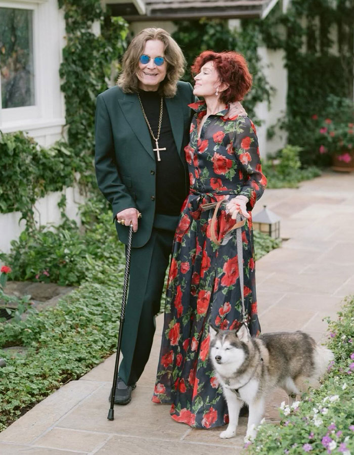 Sharon Osbourne con Ozzy Osbourne y su perro al aire libre, cumpliendo con el último deseo de Ozzy solo unas semanas antes de su fallecimiento.