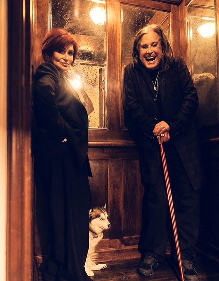 Sharon Osbourne y Ozzy Osbourne sonrieron en el interior con un perro pequeño, capturando un momento antes de su fallecimiento.