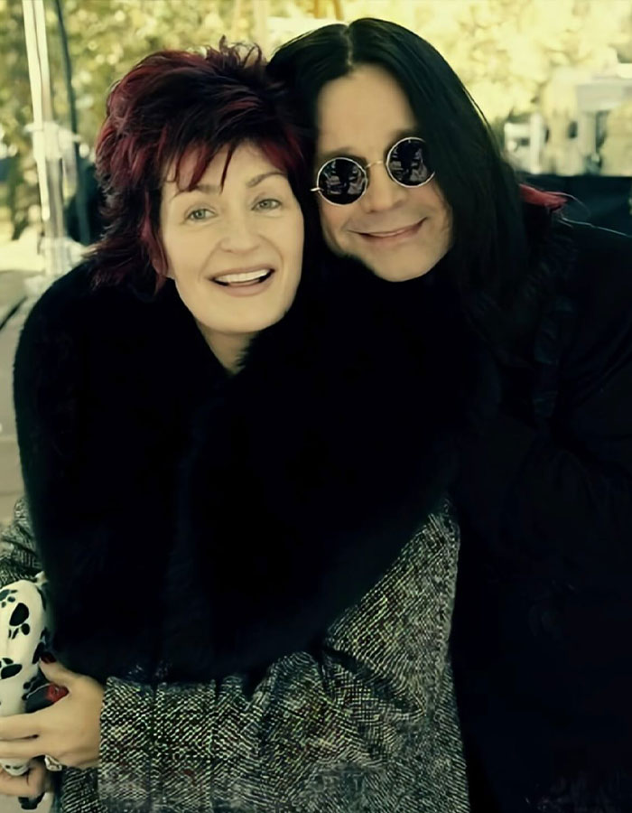 Sharon Osbourne y Ozzy Osbourne sonriendo juntos, capturando un momento sincero antes de su fallecimiento.