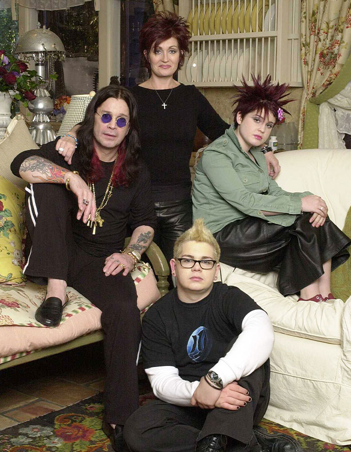 Sharon Osbourne con Ozzy Osbourne y su familia en una sala de estar, destacando el último deseo de Sharon Osbourne y Ozzy.