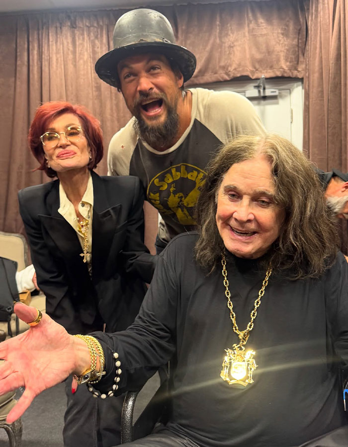 Sharon Osbourne con Ozzy Osbourne y un amigo, capturando un momento vinculado al último cumplimiento de Ozzy Wish.