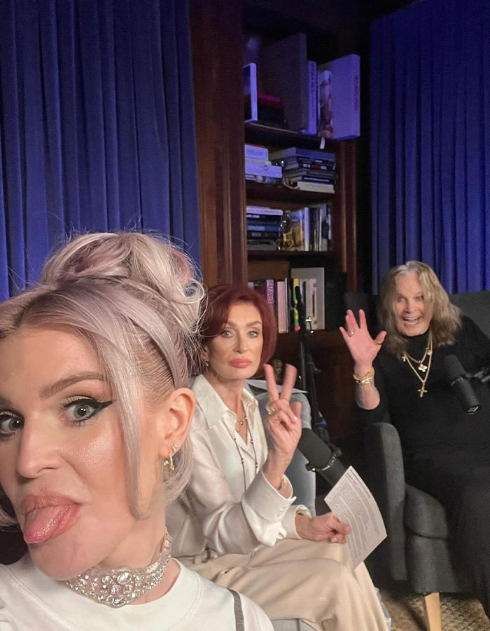 Tres personas en una habitación acogedora, con Sharon Osbourne y Ozzy Osbourne posando, destacando a Sharon Osbourne haciendo realidad el último deseo de Ozzy.