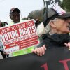 Los manifestantes caminan en Selma, Alabama, en marzo con un letrero que decía