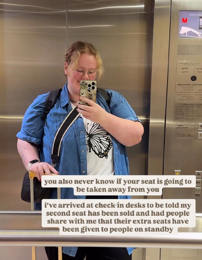 Viajero de talla grande que toma una selfie de espejo en un ascensor compartiendo experiencias sobre asientos de aerolíneas y desafíos de registro.