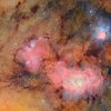 Esta imagen combina 678 imágenes separadas tomadas por el observatorio NSF-Doe Vera C. Rubin en poco más de siete horas de tiempo de observación. La combinación de muchas imágenes de esta manera revela claramente detalles débiles o invisibles, como las nubes de gas y polvo que comprenden la nebulosa trifida (arriba a la derecha) y la nebulosa de la laguna, que están a varios miles de años luz de la Tierra.