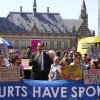 Ralph Regenvanu, ministro de cambio climático de Vanuatu, se une a los activistas climáticos en la Corte Internacional de Justicia. El país presionó durante años para que el tribunal escuchara su primer caso importante de cambio climático.