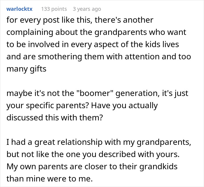 Comente discutiendo cómo los padres y abuelos modernos difieren en participación y atención hacia sus hijos.