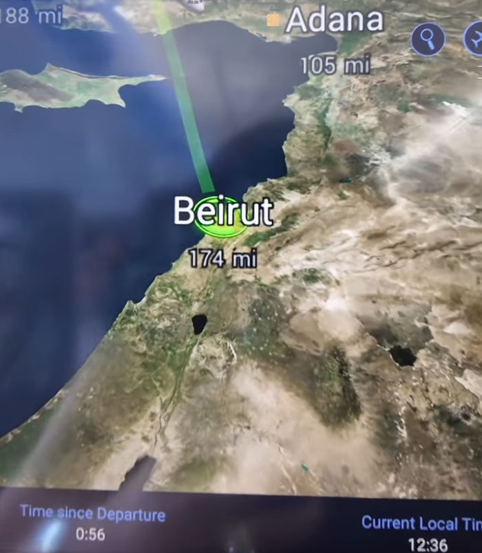 Mapa de vuelo que muestra Beirut y las áreas circundantes durante la visita emocional de una mujer a su hogar familiar después de 46 años.