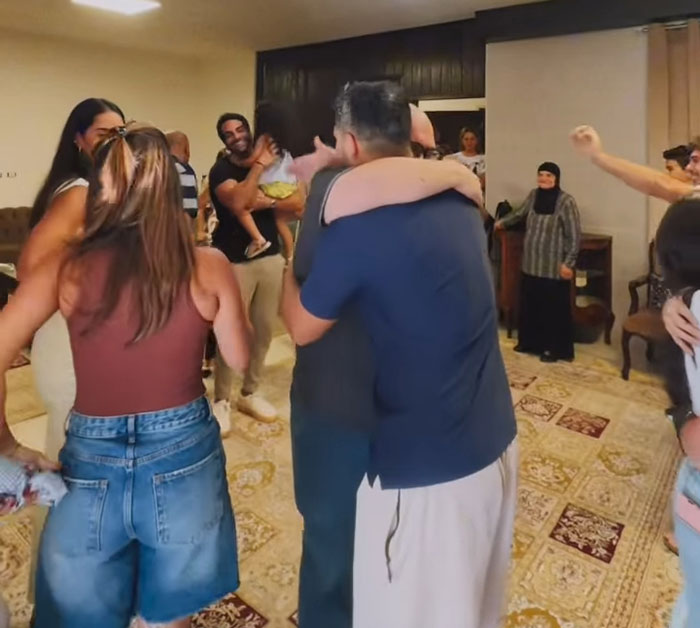 Reunión familiar en una casa después de 46 años, capturando momentos emocionales mientras la mujer visita su casa familiar de la infancia.