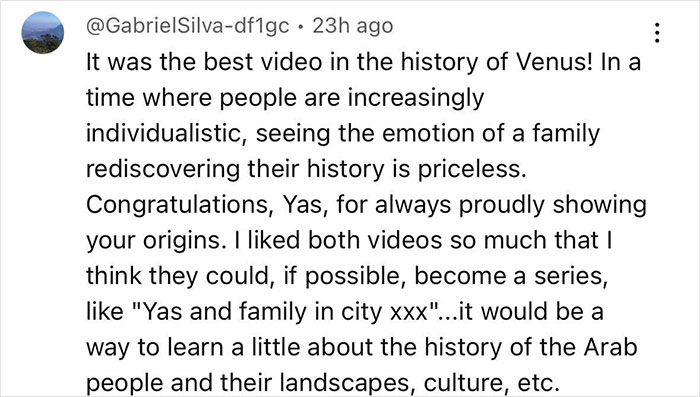 Tweet alabando un video sobre la emocional visita de una mujer a su hogar familiar después de 46 años y redescubriendo su historia familiar.