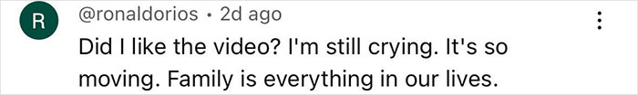 Captura de pantalla de un comentario de YouTube que expresa una reacción emocional a una mujer que visita su casa familiar 46 años después de que su padre se fue.