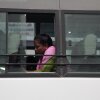 Una mujer en un autobús en el distrito de Sriperumbudur en el estado de Tamil Naidu en el sur de la India. A medida que la administración Trump busca alejar la fabricación de China, India espera beneficiarse, atrayendo a las empresas a sus costas. El estado de Tamil Naidu en el sur de la India, particularmente espera atraer inversores. Se ve que el estado tiene una burocracia y un sistema judicial más suave que la mayoría de la India, y un gran grupo de mujeres que trabajan en la fabricación. Febrero de 2025. Diaa Hadid.