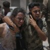 Los palestinos reaccionan después de llevar los cuerpos de los asesinados mientras intentan llegar a camiones de ayuda que ingresan al norte de Gaza a través del cruce de Zikim con Israel, en el Hospital Shifa en la ciudad de Gaza, el domingo.