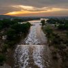 El sol se pone sobre el río Guadalupe en Texas.