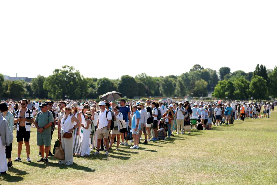Los espectadores esperan en la cola el primer día de los campeonatos Wimbledon 2025 en All England Lawn Tennis y Croquet Club, 30 de junio.