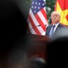 El presidente Trump asiste a una conferencia de prensa en Hanoi el 12 de noviembre de 2017, durante su primer mandato.