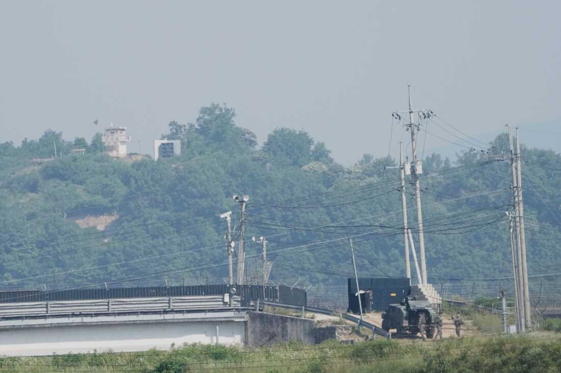 Un puesto de guardia militar de Corea del Norte, altavoz, arriba a la izquierda, y soldados del ejército surcoreano, abajo a la derecha, se ven desde Paju, Corea del Sur, cerca de la frontera con Corea del Norte, el 12 de junio.