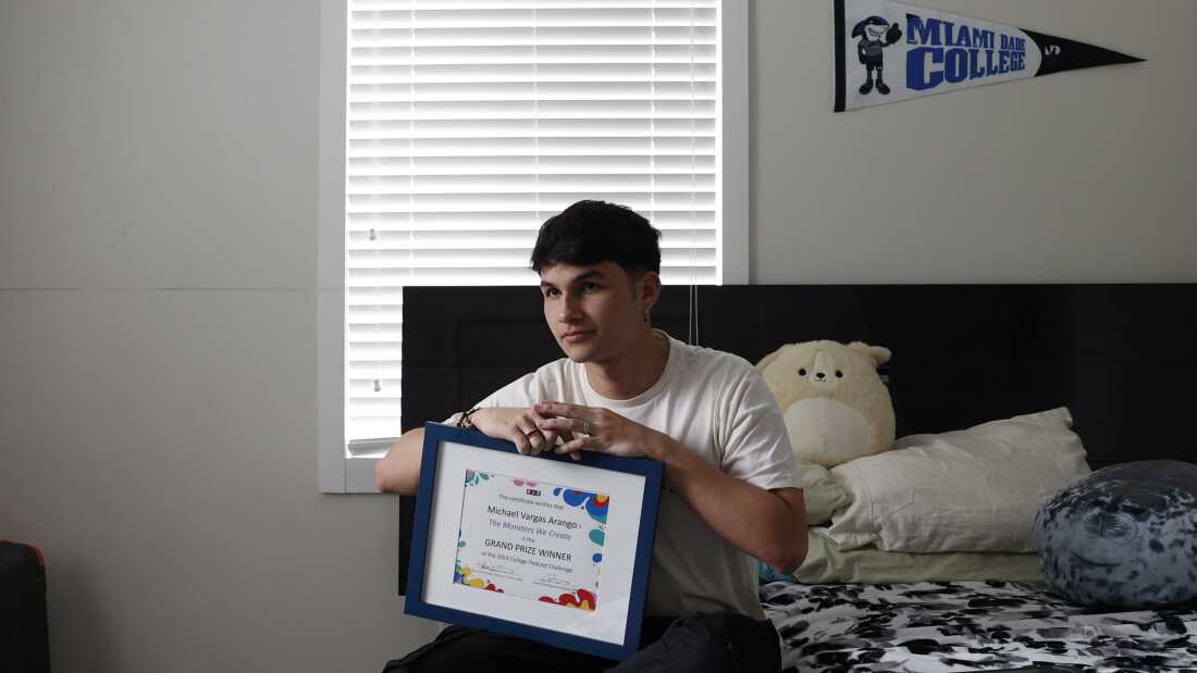 Michael Vargas en su habitación el miércoles 3 de abril de 2024 en Miami.
