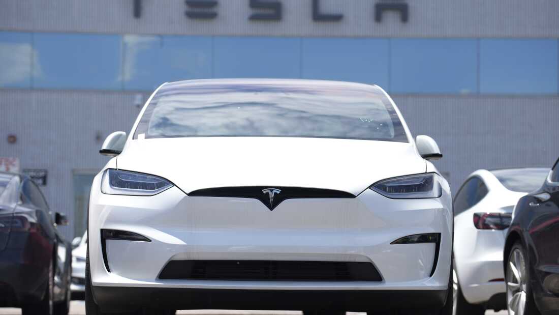 Un vehículo Sports-Utility de 2023 Modelo X se encuentra fuera de un concesionario Tesla el domingo 18 de junio de 2023 en Englewood, Colo.
