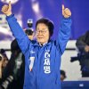 Lee Jae-Myung, candidato presidencial para el Partido Demócrata de Corea del Sur, hace gestos en el escenario durante su evento final de campaña electoral antes de las próximas elecciones presidenciales del 3 de junio en Seúl el 2 de junio de 2025. (Foto de Anthony Wallace / AFP) (Foto de Anthony Wallace / AFP a través de Getty Images)
