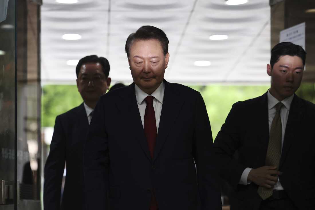 El ex presidente de Corea del Sur, Yoon Suk Yeol, llega a Centerma a un tribunal para asistir a una audiencia para revisar su orden de arresto solicitado por fiscales especiales en Seúl, Corea del Sur, miércoles 9 de julio de 2025.