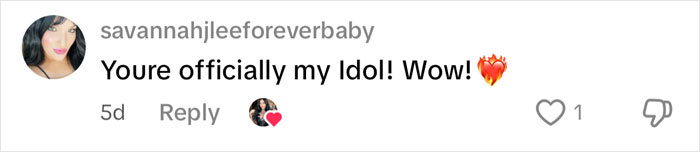 Comente del usuario SavannahjleeForeverbaby expresando admiración llamando a alguien su ídolo con un emoji de incendio.