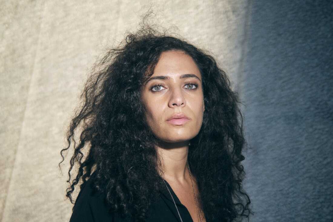 En sus memorias debut, te diré cuando esté en casa, la aclamada novelista y poeta palestina estadounidense Hala Alyan describe su viaje de exilio, subrogación y búsqueda de hogar.