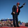 El presidente Trump sube al escenario para entregar comentarios en la celebración de Salute to America en el recinto ferial del estado de Iowa en Des Moines el jueves.
