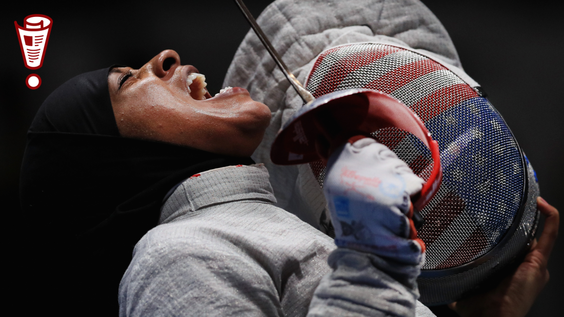 Ibtihaj Muhammad de los Estados Unidos reacciona contra Sofya Velikaya de Rusia durante la semifinal del equipo de sable femenino Rusia vs Estados Unidos en el Carioca Arena 3 el 13 de agosto de 2016 en Río de Janeiro, Brasil. (Foto de Tom Pennington/Getty Images)