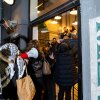 Los manifestantes ingresan a Miznon Hardware Lane en Melbourne, Australia, 4 de julio. Los manifestantes se enfrentaron con el personal del restaurante, que es copropietaria de Shahar Segal, quien se había unido a la Fundación Humanitaria de Gaza con respaldo de Israel y EE. UU. Como portavoz. Desde entonces, Segal ha dejado su papel con el controvertido grupo de distribución de alimentos de Gaza.