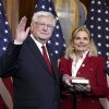 El representante republicano Hal Rogers de Kentucky, a la izquierda, posa durante un juramento ceremonial con el presidente de la Cámara de Representantes, Mike Johnson, un republicano de Louisiana, en el Capitolio de los Estados Unidos en enero. El lunes, Rogers lideró a los miembros republicanos del Comité de Asignaciones de la Cámara para publicar uno de los últimos proyectos de ley en el Congreso que requieren excluir a millones de personas que viven en los estados sin ciudadanía estadounidense de un conjunto de cargos del censo que la enmienda 14, según dice, debe incluir el
