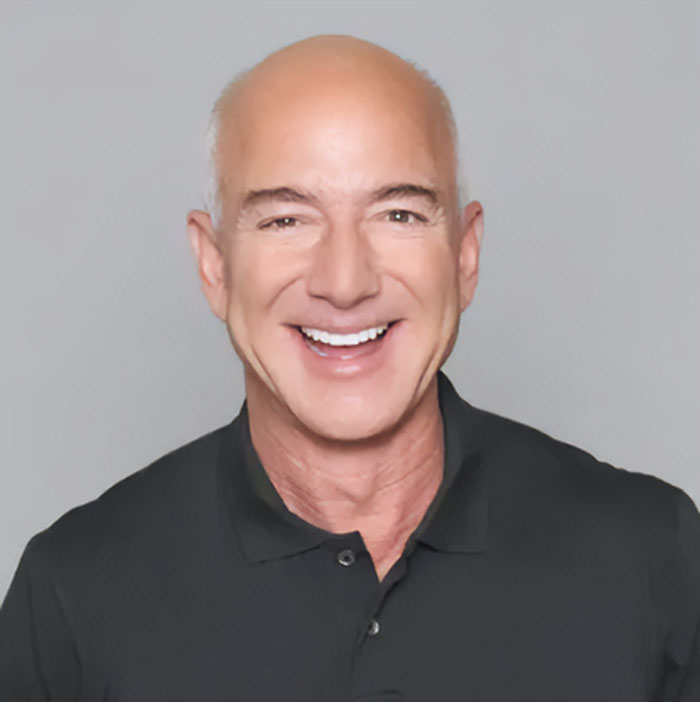 Jeff Bezos sonriendo con un polo negro, sorprendiendo a los fanáticos con un nuevo aspecto después de abandonar su estilo calvo.