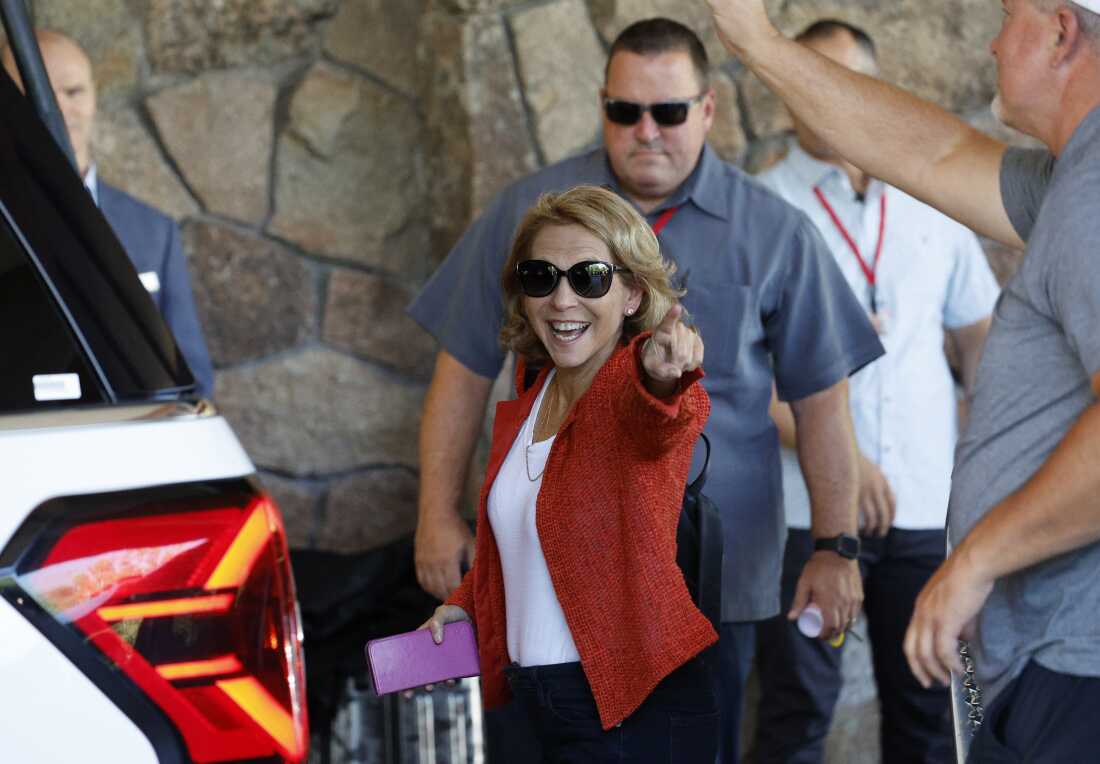 La propietaria controladora de Paramount Global, Shari Redstone, que se muestra el año pasado en una reunión de medios y titanes tecnológicos en Idaho. Su compañía llegó a un acuerdo para pagar la Fundación del Presidente Trump $ 16 millones para resolver su demanda contra los 60 minutos de CBS que la mayoría de los observadores legales consideran frívolos. Los reguladores de Trump están sopesando su venta de Paramount a Skydance Media.  