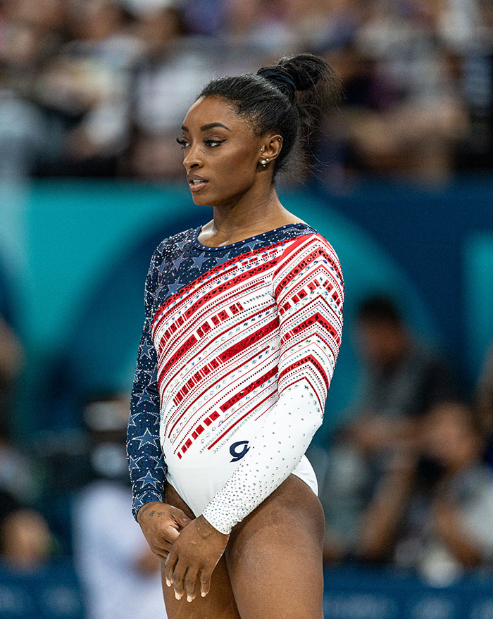 Simone Biles en un leotardo de gimnasia patriótica, provocando rumores de cirugía plástica y rumores de jubilación con un nuevo aspecto.