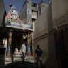 El Chamatkarik Shree Hanumanji Mandir en la ciudad antigua de Ahmedabad en el oeste de la India, que los fieles vean como un lugar donde se responden las oraciones para obtener visas a los países occidentales. En un día reciente, hombres y mujeres, a veces familias, se arrastraron para rezar, algunos pagaban al sacerdote para que tomen sus pasaportes para saludar ante el ídolo del amado dios del mono hindú, Hanuman. Los 