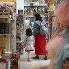 Una familia en una juguetería en Princeton, NJ