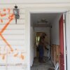 Los voluntarios ayudan a limpiar una casa después de las inundaciones en Kerrville, Texas. 