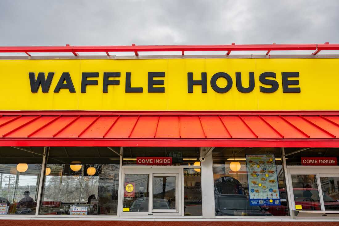 Waffle House ha eliminado un recargo temporal sobre los huevos, ya que los precios vuelven a niveles más normales. La cadena había agregado el cargo en febrero, ya que un brote de gripe aviar hizo que los precios del huevo se dispararan.