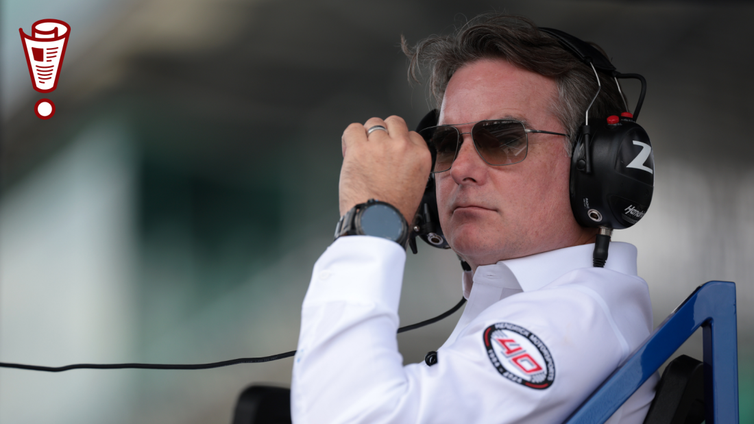 Jeff Gordon, vicepresidente de Hendrick Motorsports, observa desde la caja de boxes durante la serie de la Copa NASCAR Brickyard 400 en Indianapolis Motor Speedway el 21 de julio de 2024 en Indianápolis, Indiana. (Foto de James Gilbert/Getty Images)