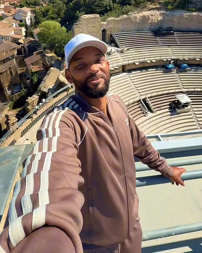 Will Smith tomó una selfie en un traje de pista con vistas a un anfiteatro vacío con controversia de multitudes con AI.