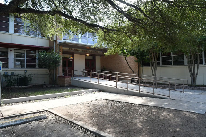 Vista exterior de un edificio de secundaria rodeado de árboles, relacionado con el incidente de planificación de disparos de la escuela masiva.