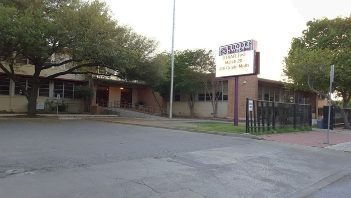 Rhodes Middle School Exterior con señalización, relacionado con mamá supuestamente ayudando a planear el tiroteo en la escuela masiva de 13 años.