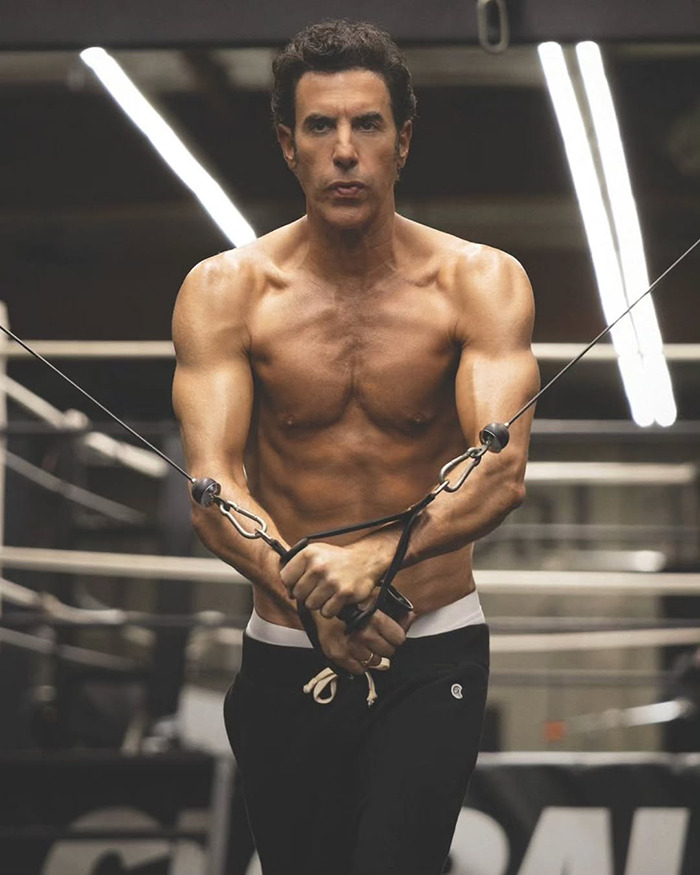 Sacha Baron Cohen mostrando a Marvel Body en el entrenamiento del gimnasio, en medio de la reacción de la columnista sobre los comentarios de las mujeres.